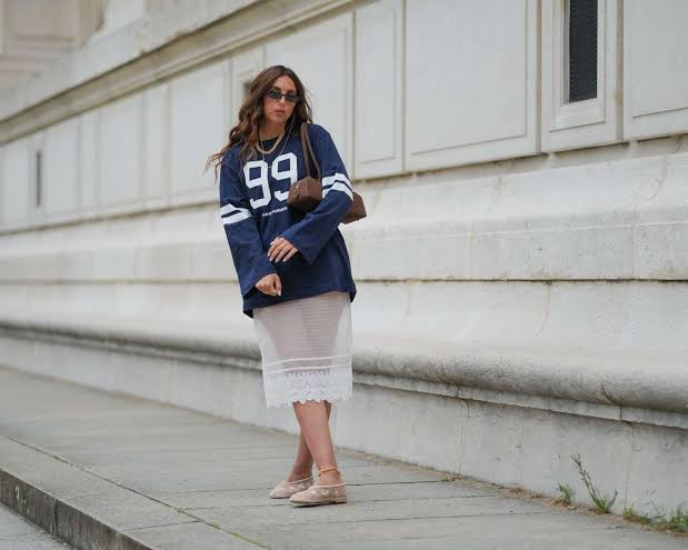 Man wearing an oversized jersey as part of jersey outfit ideas for 2026 streetwear